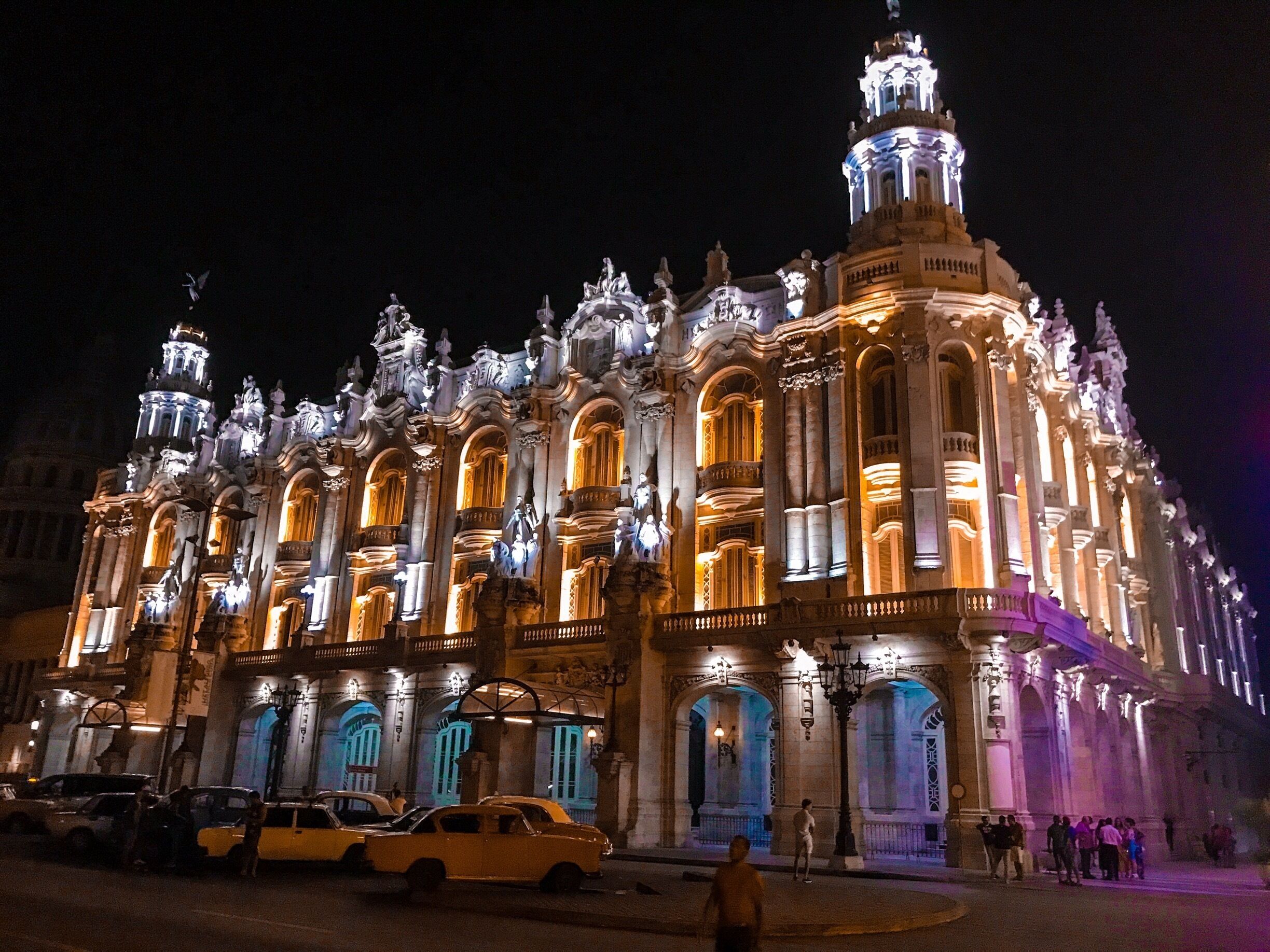 A remarkably beautiful building in the center of Havana... impossible to miss if you ever find yourself in the area... 