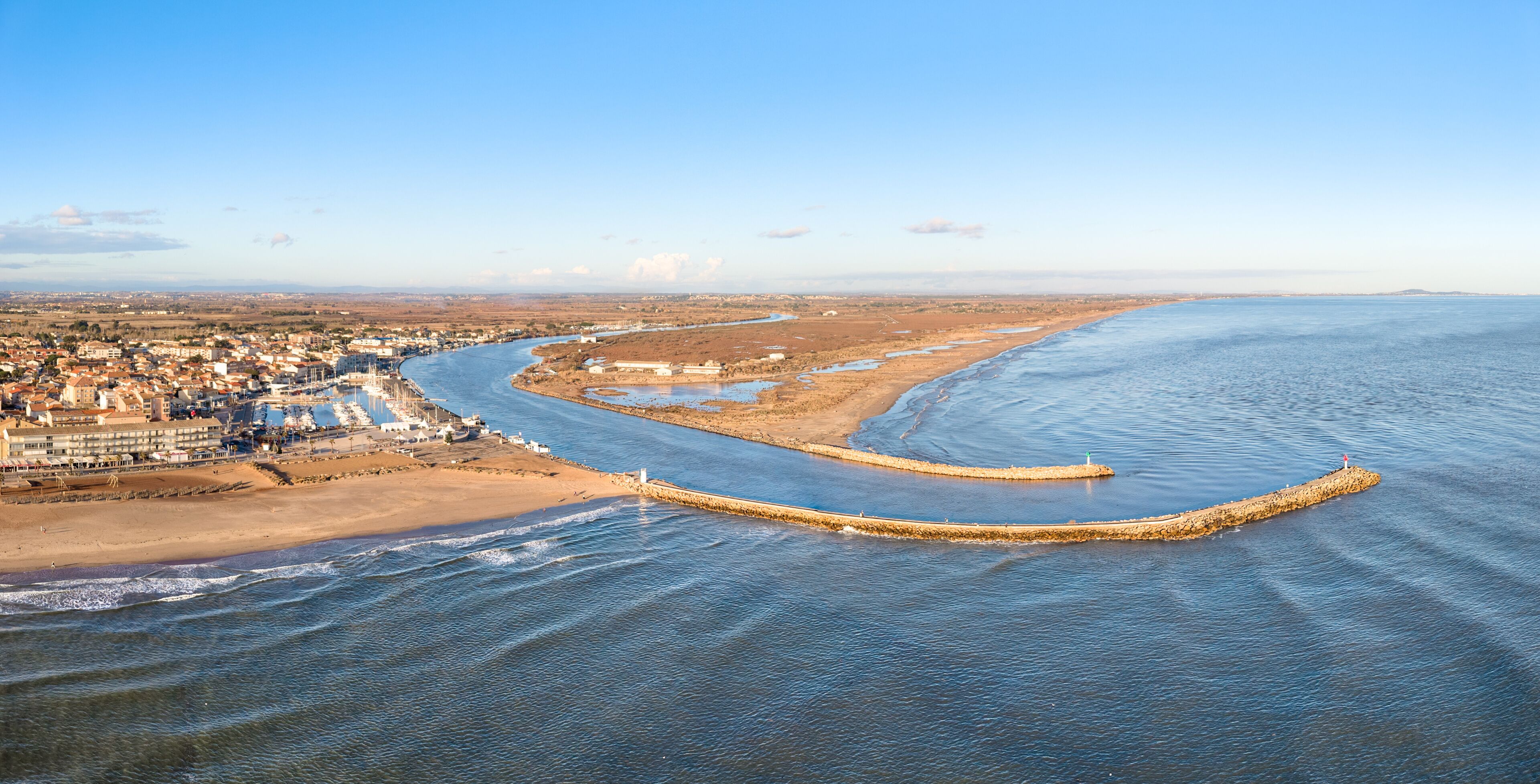 Valras plage et l'embouchure de l'Orb dans l'Hérault en Occitanie (France)