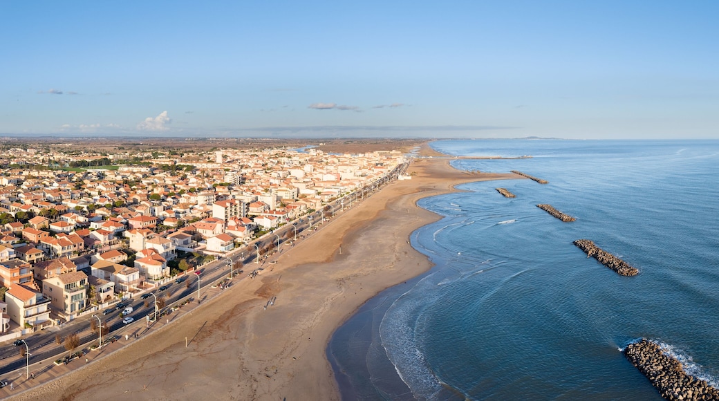 Valras plage et l'embouchure de l'Orb dans l'Hérault en Occitanie (France)