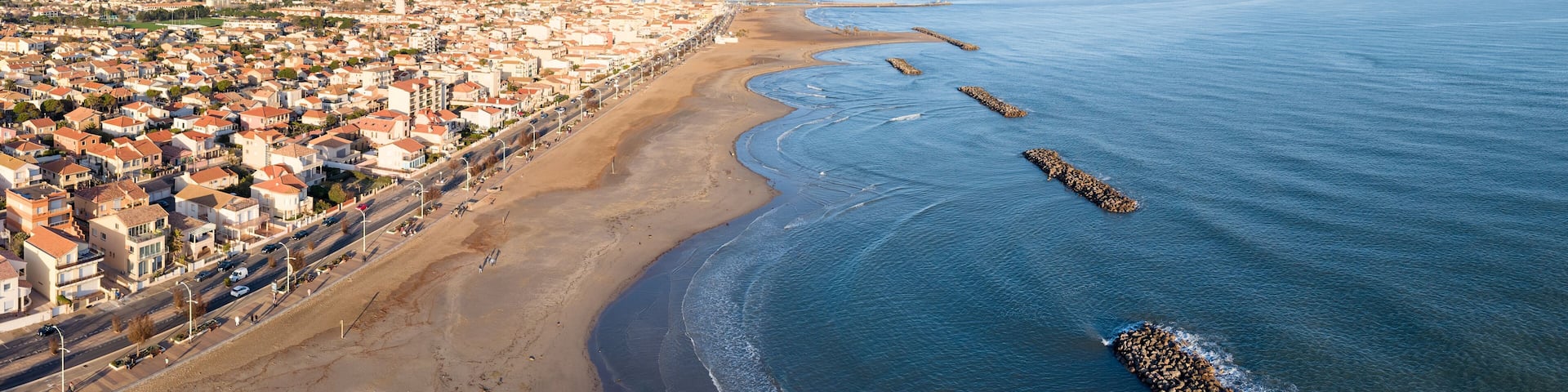 Valras plage et l'embouchure de l'Orb dans l'Hérault en Occitanie (France)