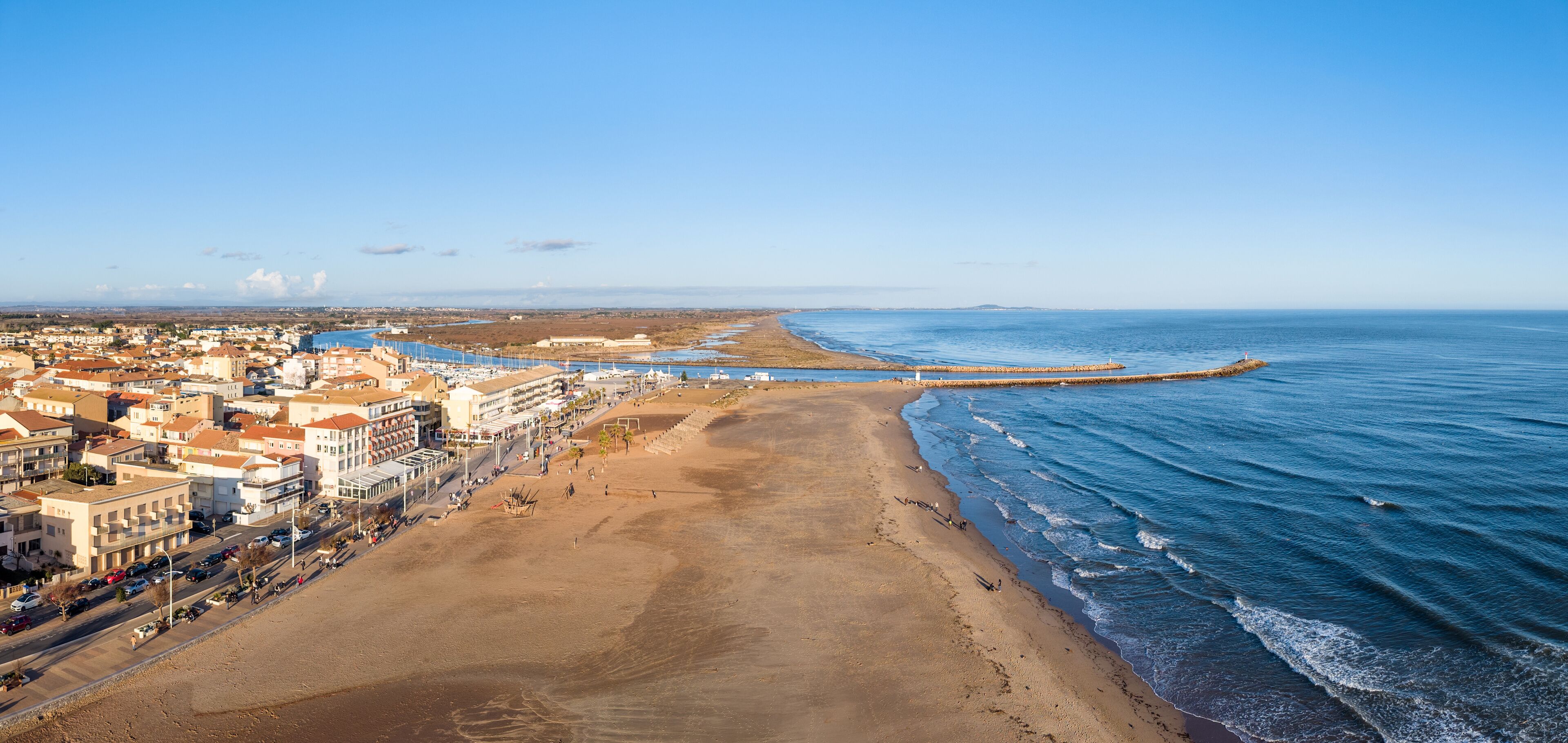 Valras plage et l'embouchure de l'Orb dans l'Hérault en Occitanie (France)