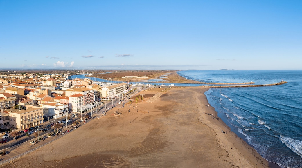 Valras plage et l'embouchure de l'Orb dans l'Hérault en Occitanie (France)