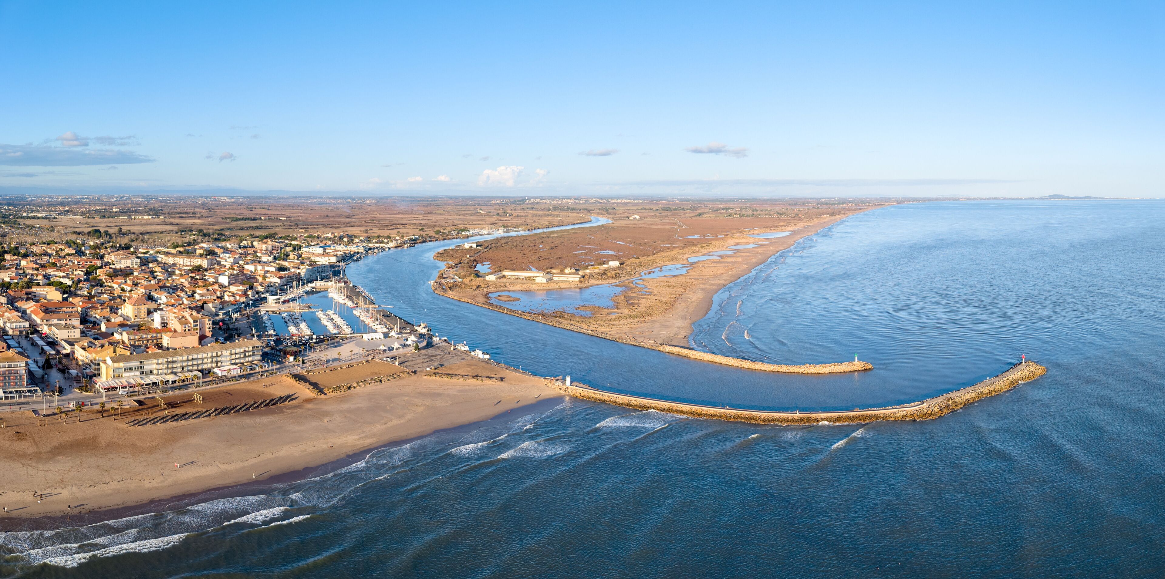 Valras plage et l'embouchure de l'Orb dans l'Hérault en Occitanie (France)