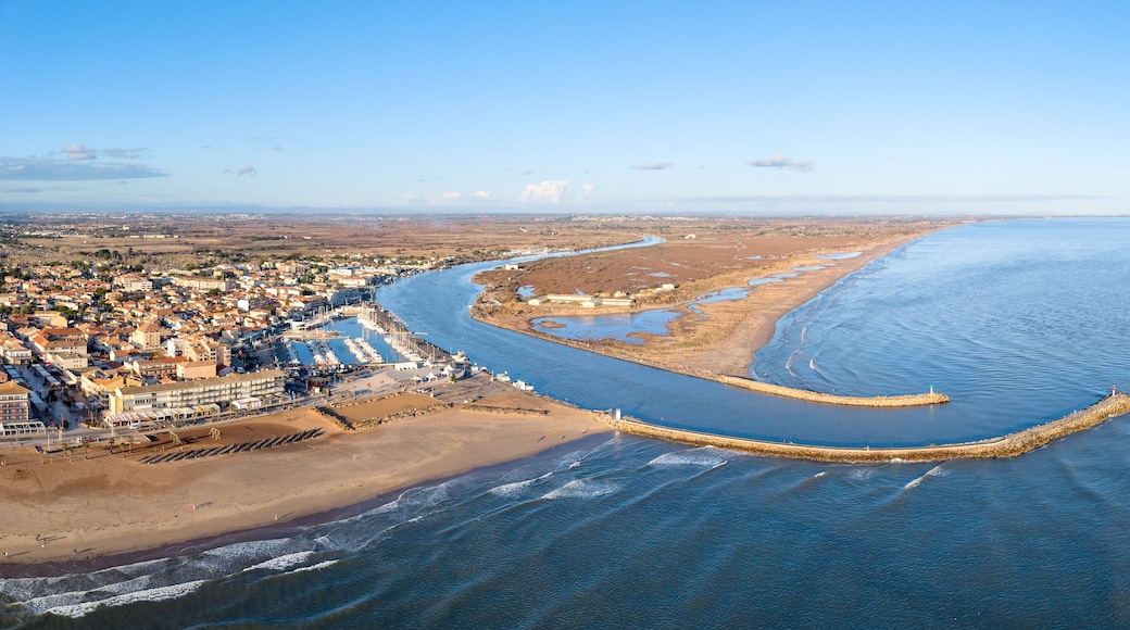 Valras plage et l'embouchure de l'Orb dans l'Hérault en Occitanie (France)