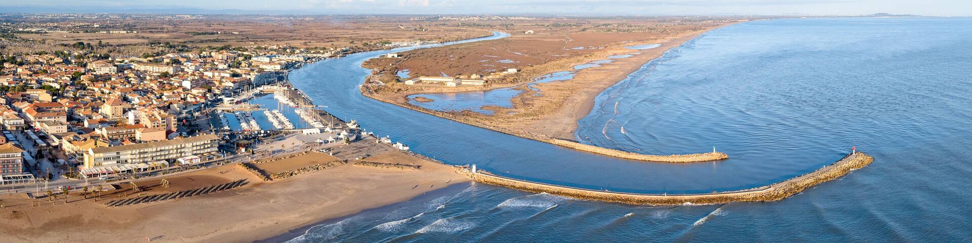 Valras plage et l'embouchure de l'Orb dans l'Hérault en Occitanie (France)