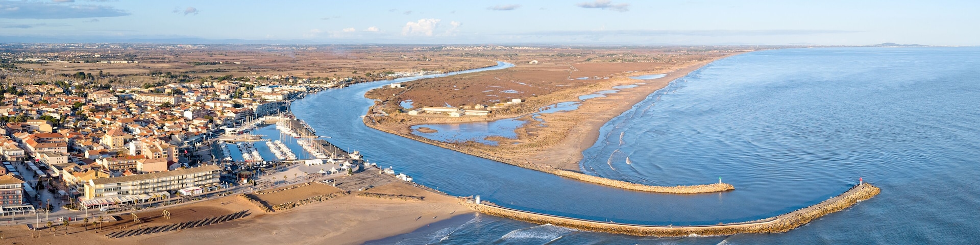 Valras plage et l'embouchure de l'Orb dans l'Hérault en Occitanie (France)