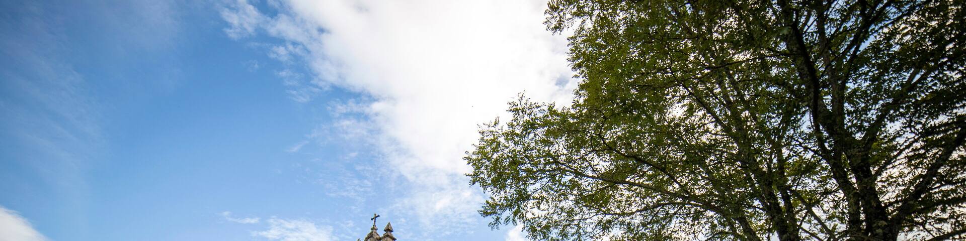 Capilla del Dulce Nombre de Jesús (siglo XVIII). Se encuentra en el alto donde se asienta el castro de Troña. Galicia, España.