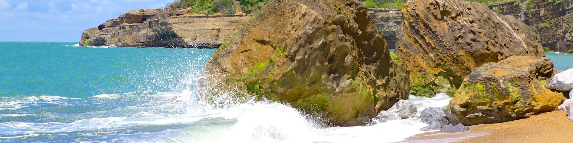 Aquitaine showing general coastal views, rocky coastline and a lighthouse
