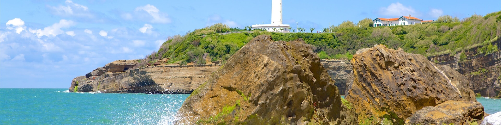 Aquitaine showing general coastal views, rocky coastline and a lighthouse