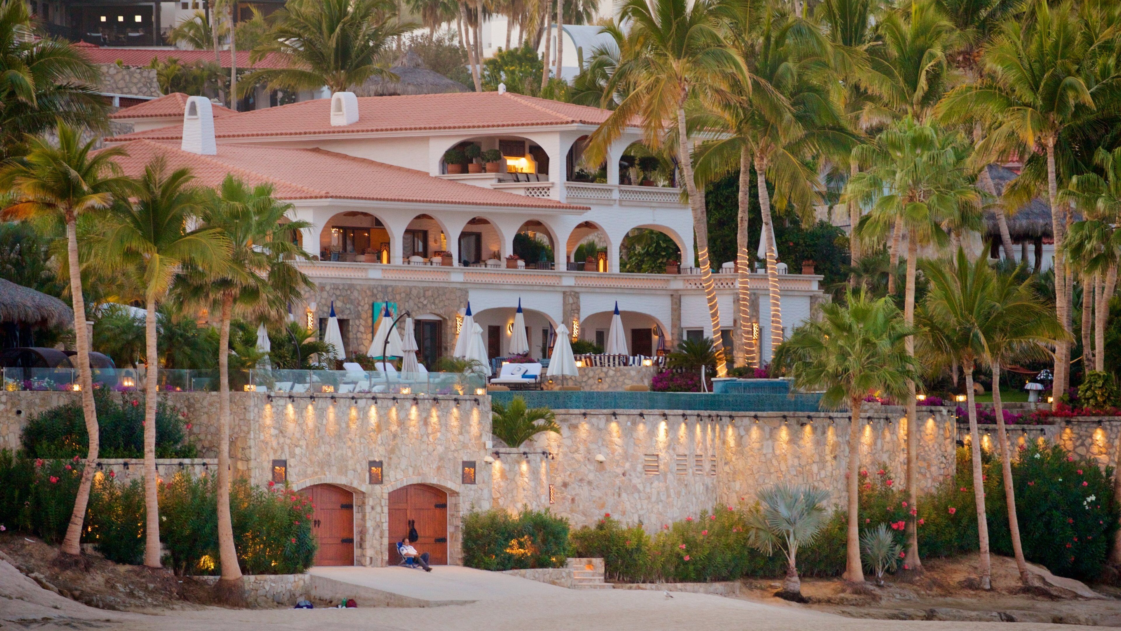 Zona Hotelera showing a coastal town