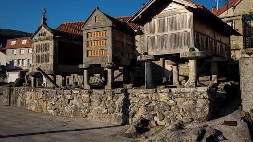 Visiting the beautiful village of #combarro in #galicia #spain
#españa #visitspain #ig_spain #monumentalspain #pontevedra #igersgalicia #galicia_enamora #galiciadescuberta #LOVES_GALICIA #streetphotography #travelingram #instatraveling #traveltheworld #travelphotography #travel #instatravel #travelgram #topeuropephoto #WorldCaptures #BeautifulDestinations #WorldPlaces #BBCTravel #LoveTheWorld #instagood #instagrammers #igers