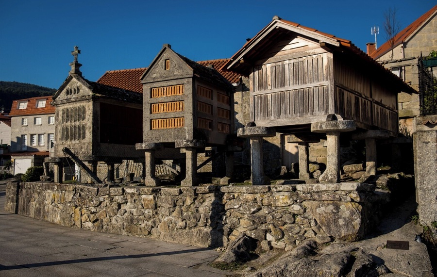 Visiting the beautiful village of #combarro in #galicia #spain
#españa #visitspain #ig_spain #monumentalspain #pontevedra #igersgalicia #galicia_enamora #galiciadescuberta #LOVES_GALICIA #streetphotography #travelingram #instatraveling #traveltheworld #travelphotography #travel #instatravel #travelgram #topeuropephoto #WorldCaptures #BeautifulDestinations #WorldPlaces #BBCTravel #LoveTheWorld #instagood #instagrammers #igers