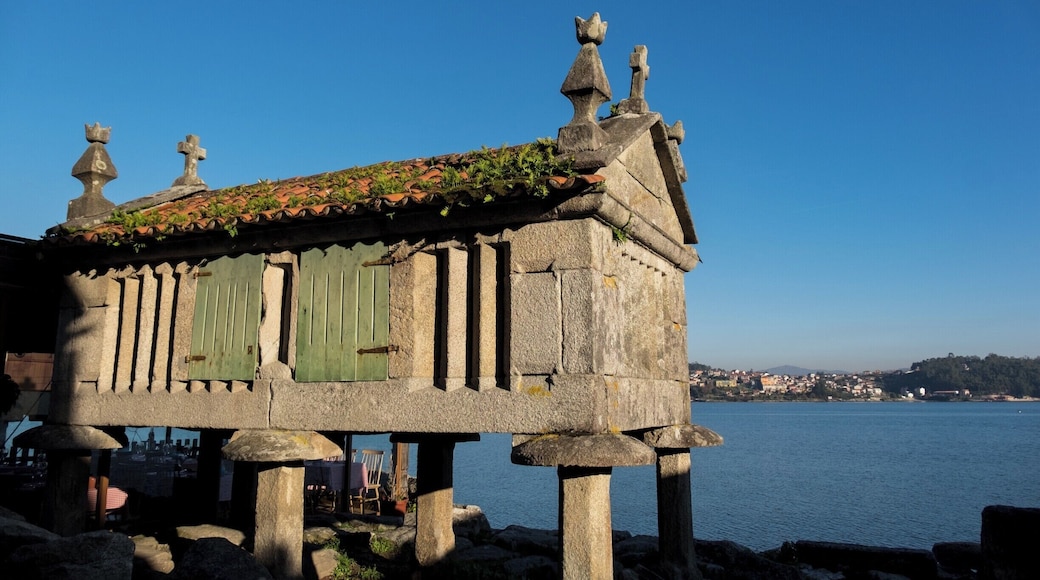 Visiting the beautiful village of #combarro in #galicia #spain
#españa #visitspain #ig_spain #monumentalspain #pontevedra #igersgalicia #galicia_enamora #galiciadescuberta #LOVES_GALICIA #streetphotography #travelingram #instatraveling #traveltheworld #travelphotography #travel #instatravel #travelgram #topeuropephoto #WorldCaptures #BeautifulDestinations #WorldPlaces #BBCTravel #LoveTheWorld #instagood #instagrammers #igers