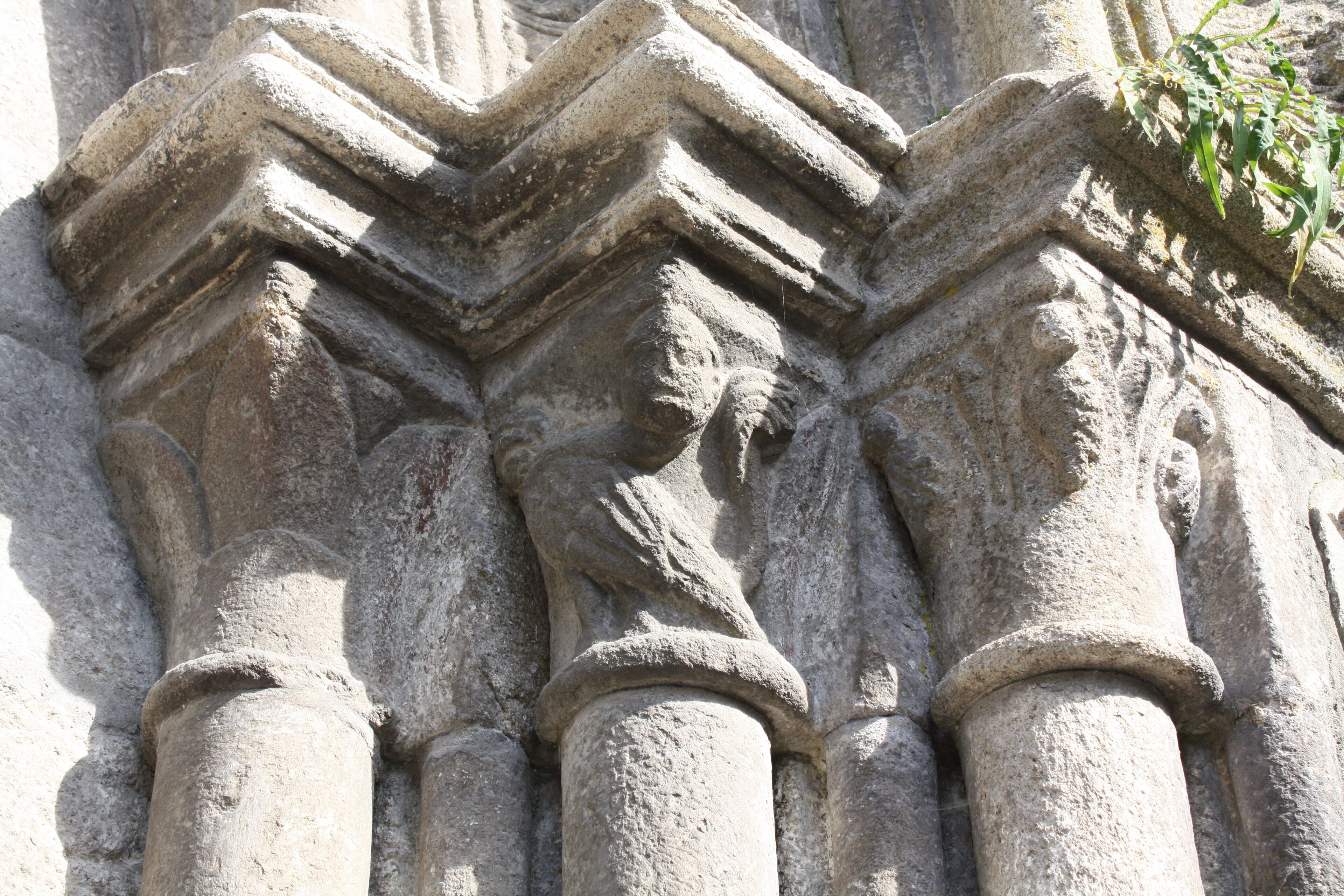 Capiteis na portada da igrexa de San Xoán de Ribadavia.