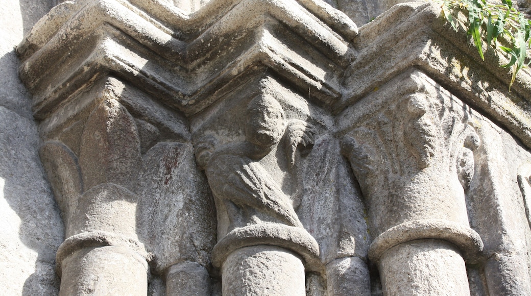 Capiteis na portada da igrexa de San Xoán de Ribadavia.