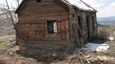 There are a lot of abandoned building up here. Including this house and a schoolhouse, which is most a foundation now. A couple historic markets from the #tintichospital as well.