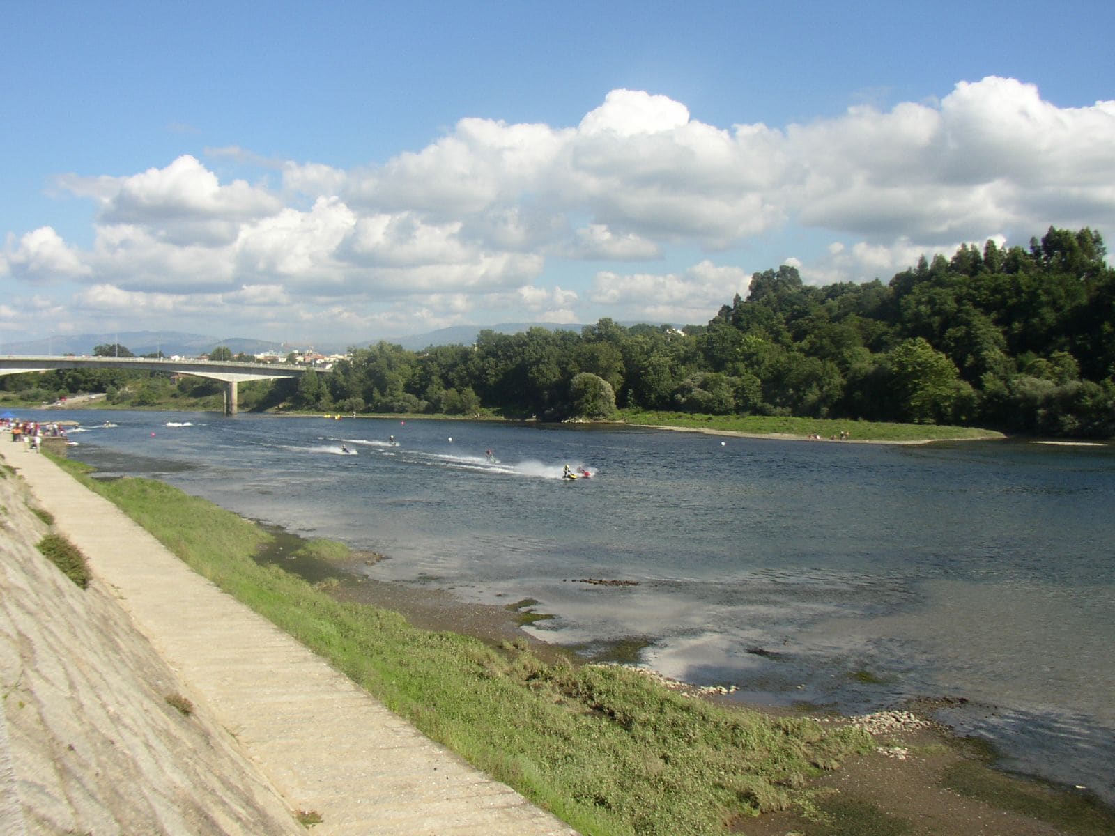 Competición motonáutica en las aguas del río Miño. Vuela hasta esta localización (Necesitas Google Earth) Esta foto participó en el juego En un lugar de Flickr. Se trata de adivinar el lugar de la fotografía. No contestes si no estás registrado en el juego!!!!. Si deseas contestar, únete primero! muchas gracias.
