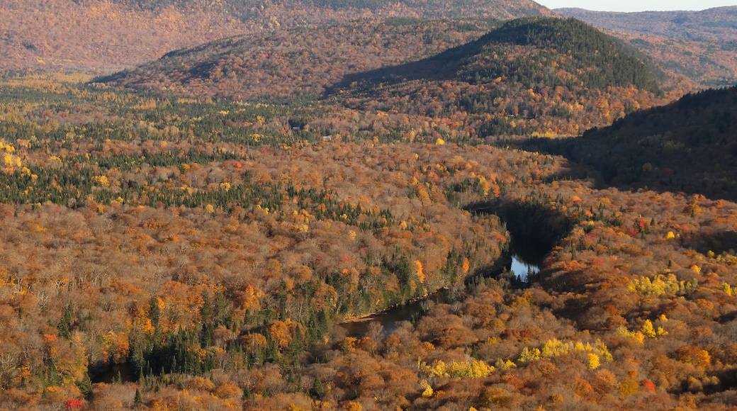 Montagnes et rivière en automne dans la Vallée du Bras-du-Nord, Saint-Raymond, Qc. Canada