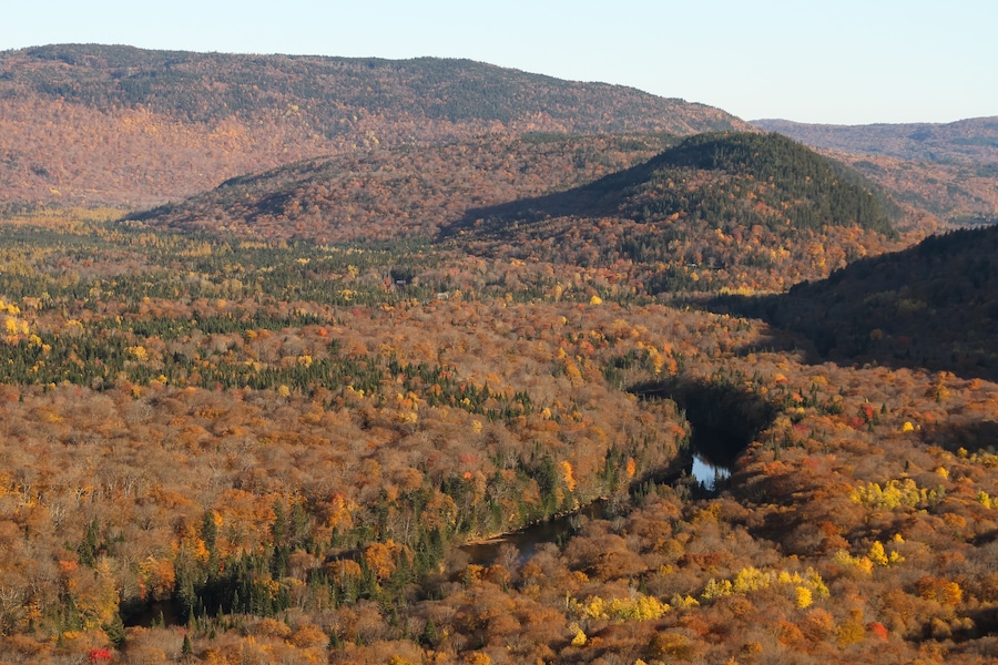 Montagnes et rivière en automne dans la Vallée du Bras-du-Nord, Saint-Raymond, Qc. Canada