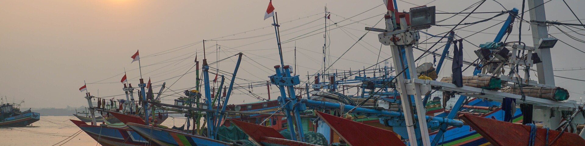 Pemandangan kapal ikan dan sunrise / fishing boat at sunrise 1