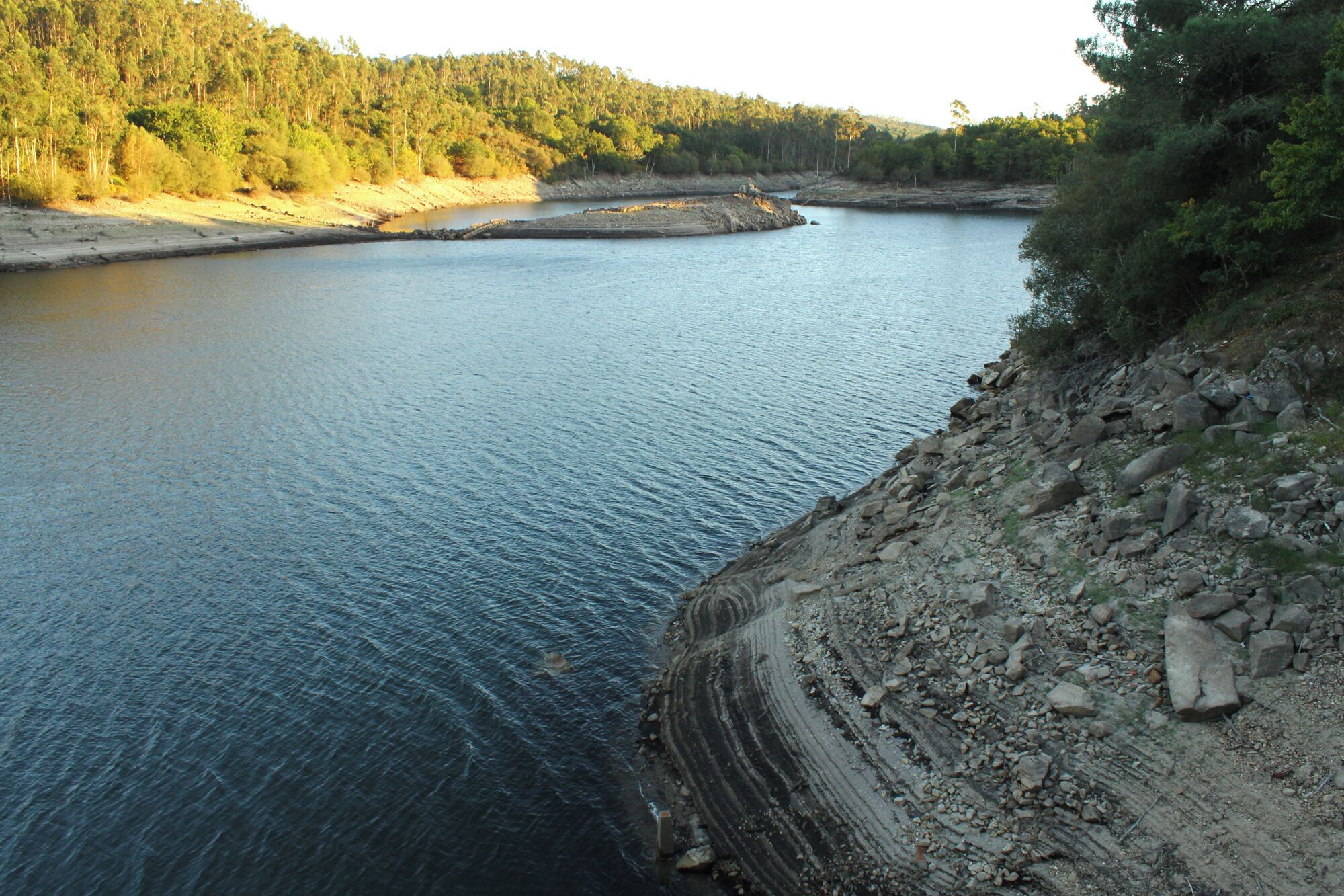 Presa de Eiras, en Fornelos de Montes (Galicia, España). Desde su inauguración en 1977, este embalse suministra agua a Vigo, la principal ciudad de la región. La presa está situada en el curso del río Oitavén. En el momento de hacer estas fotos, el embalse estaba al 50% de su capacidad (22 hm3). Eiras Dam Eiras Dam, in Fornelos de Montes (Galicia, Spain). Since its opening in 1977, this reservoir supplies water to Vigo, the main city in the region. The dam is located on the river Oitavén. At the time of these photos, the reservoir was at 50% capacity (22 hm3).