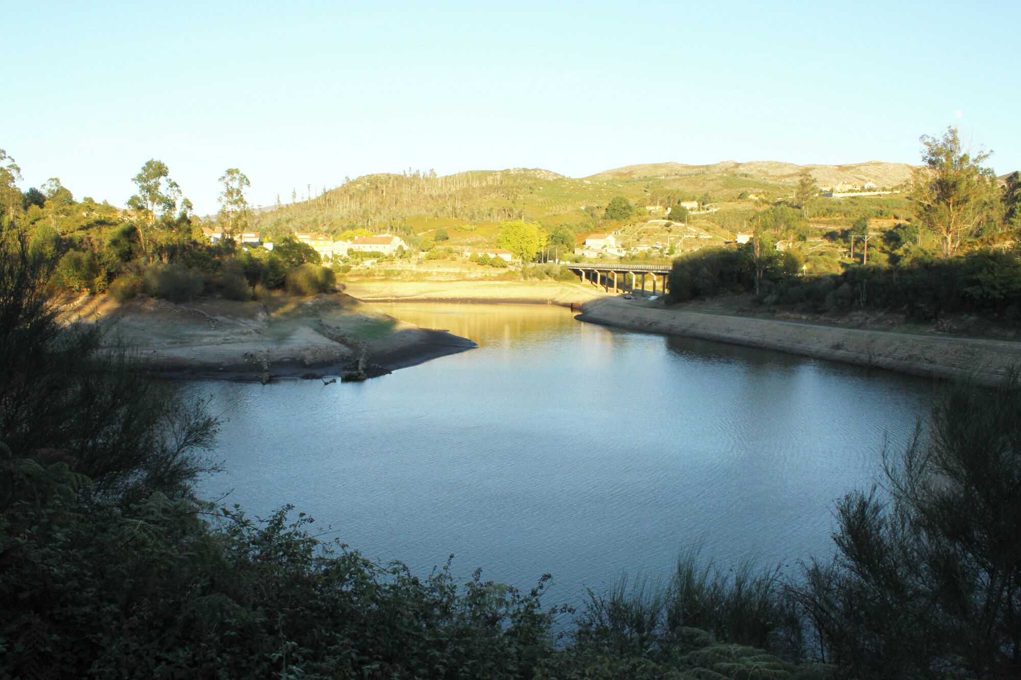 Presa de Eiras, en Fornelos de Montes (Galicia, España). Desde su inauguración en 1977, este embalse suministra agua a Vigo, la principal ciudad de la región. La presa está situada en el curso del río Oitavén. En el momento de hacer estas fotos, el embalse estaba al 50% de su capacidad (22 hm3). Eiras Dam Eiras Dam, in Fornelos de Montes (Galicia, Spain). Since its opening in 1977, this reservoir supplies water to Vigo, the main city in the region. The dam is located on the river Oitavén. At the time of these photos, the reservoir was at 50% capacity (22 hm3).