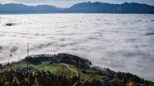 Blick vom Aussichtspunkt in Furx über das Nebelbedeckte Rheintal.
