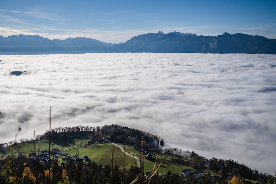 Blick vom Aussichtspunkt in Furx über das Nebelbedeckte Rheintal.