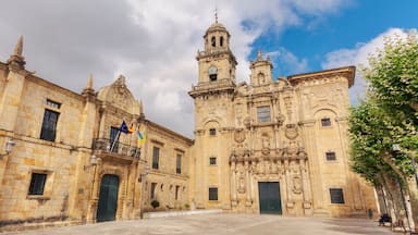 Ayuntamiento e iglesia de Lourenza, Lugo, Galicia.