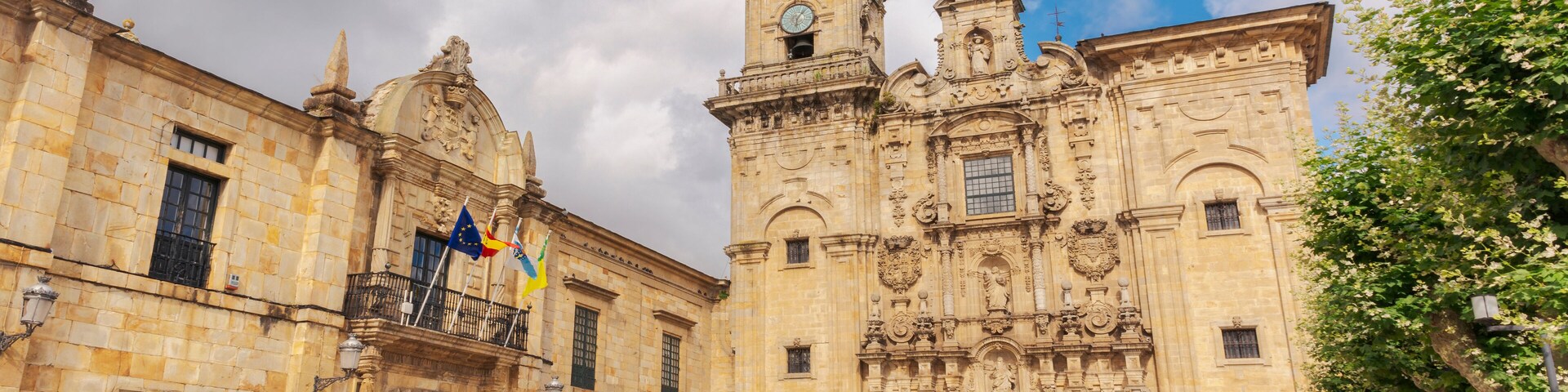 Ayuntamiento e iglesia de Lourenza, Lugo, Galicia.