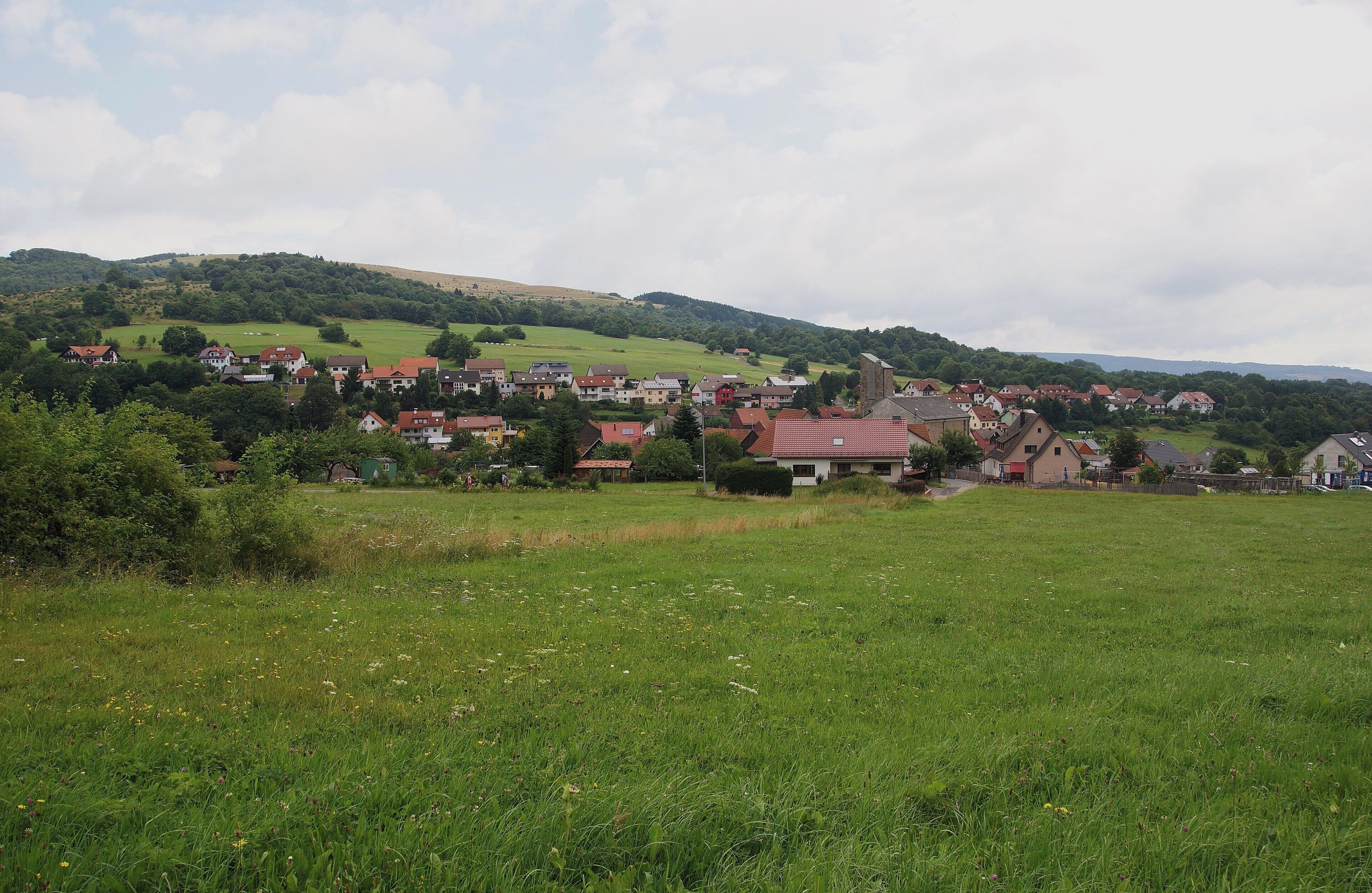 Blick auf Oberweißenbrunn mit der Katholischen Kuratiekirche Sankt Vitus und Sankt Antonius in Oberweißenbrunn