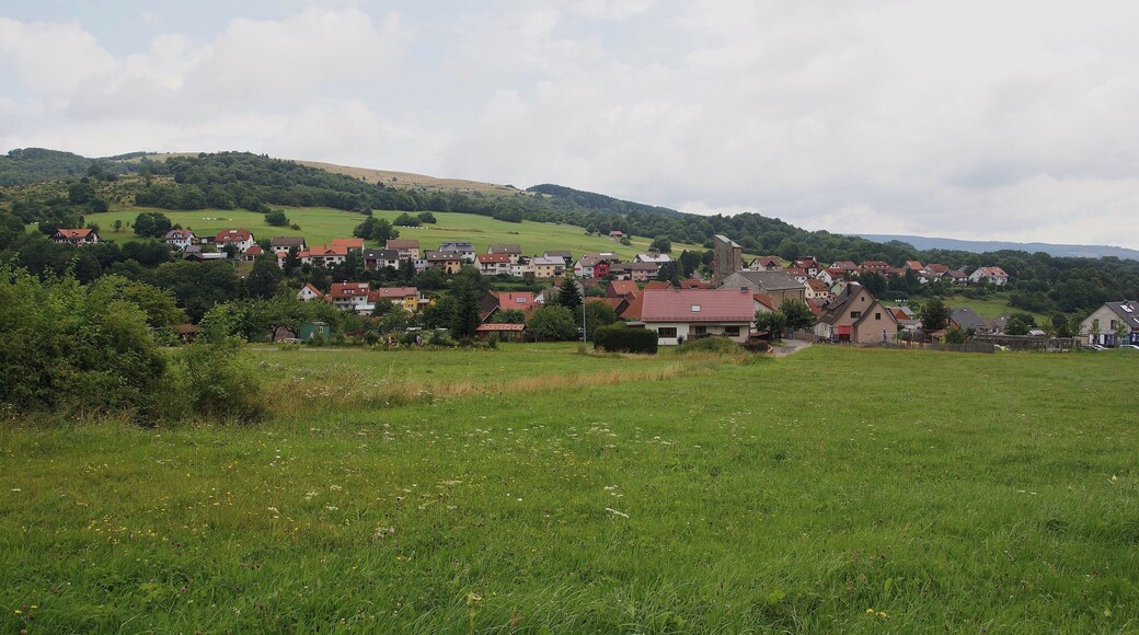 Blick auf Oberweißenbrunn mit der Katholischen Kuratiekirche Sankt Vitus und Sankt Antonius in Oberweißenbrunn