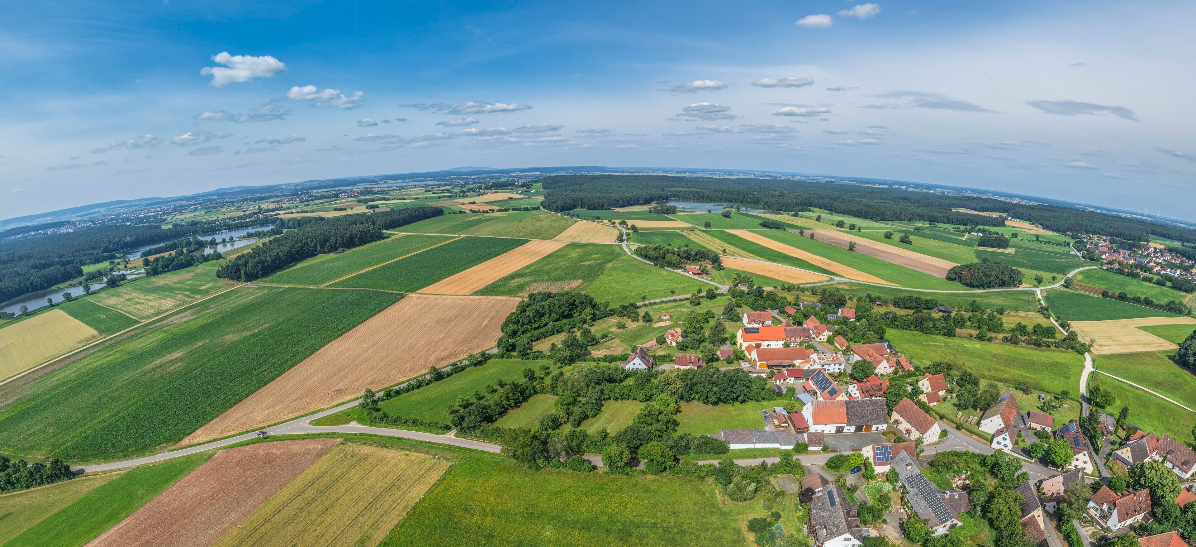 Die Ortschaft Eichenberg im mittelfränkischen Kreis Weißenburg-Gunzenhausen von oben