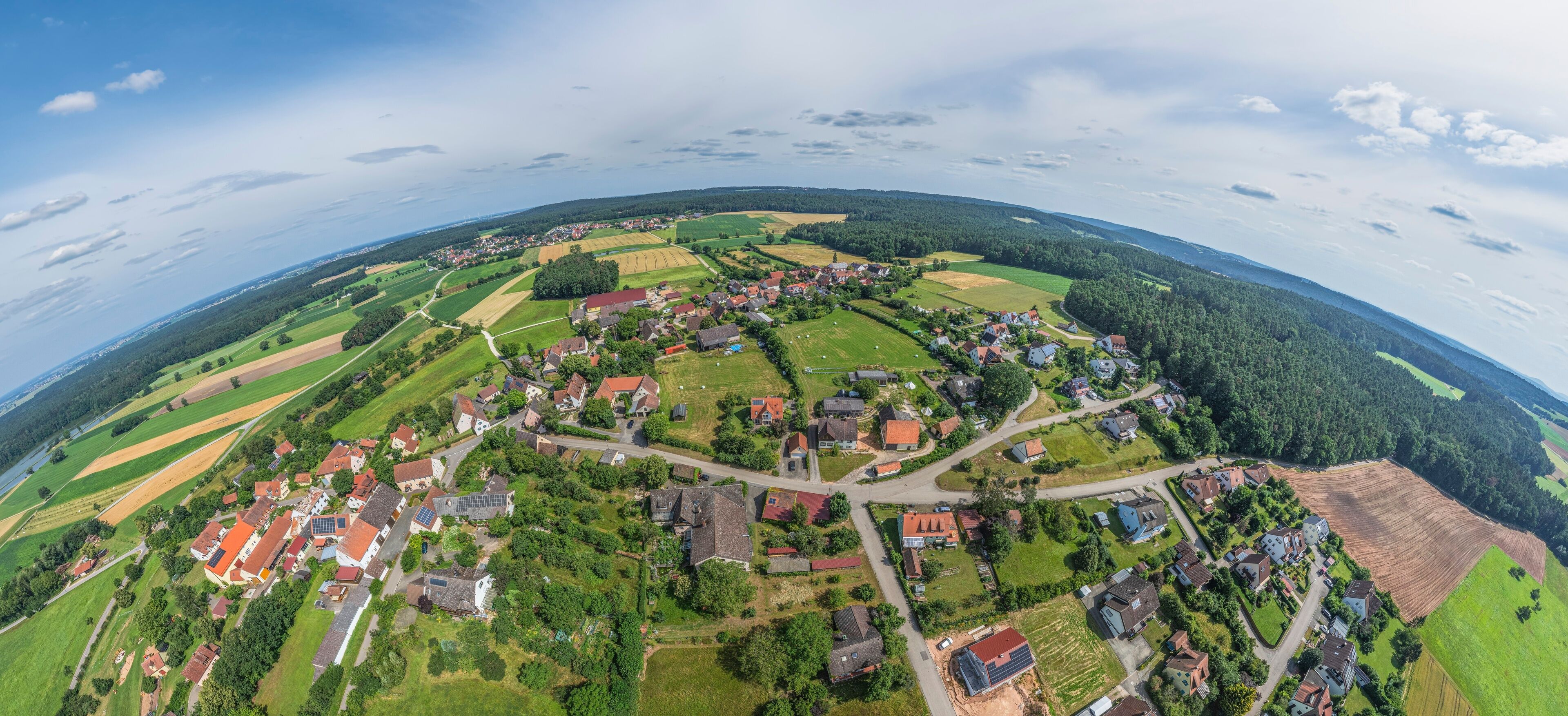 Die Ortschaft Eichenberg im mittelfränkischen Kreis Weißenburg-Gunzenhausen von oben
