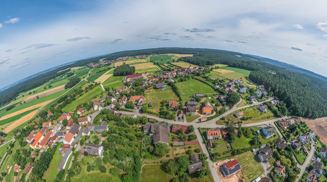 Die Ortschaft Eichenberg im mittelfränkischen Kreis Weißenburg-Gunzenhausen von oben