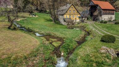 This is a photograph of an architectural monument. It is on the list of cultural monuments of Bayern, no. D-4-71-142-52