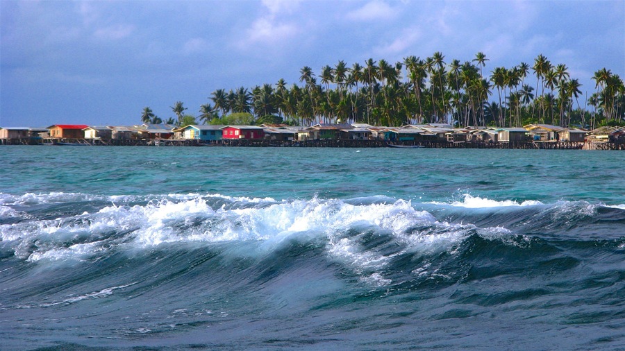 Mabul Island ofreciendo vista general a la costa y surf