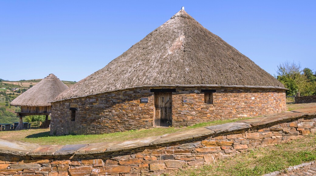 Conjunto de palloza, palleiro y hórreo - San Román - Cervantes