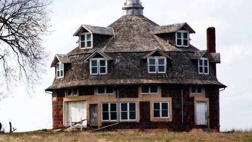 Found this place while driving to find a place to camp. Saw it from the highway. It was built in 1902, is on the historic local registry, is for sale!, is completely round, and has a bunch of garages. That's about all I know about it other then it looks awesome! I drove straight up to it. Parked in driveway, and walked around. It was for sale so it was pretty easy to walk around. Cool place! Never seen anything like it.