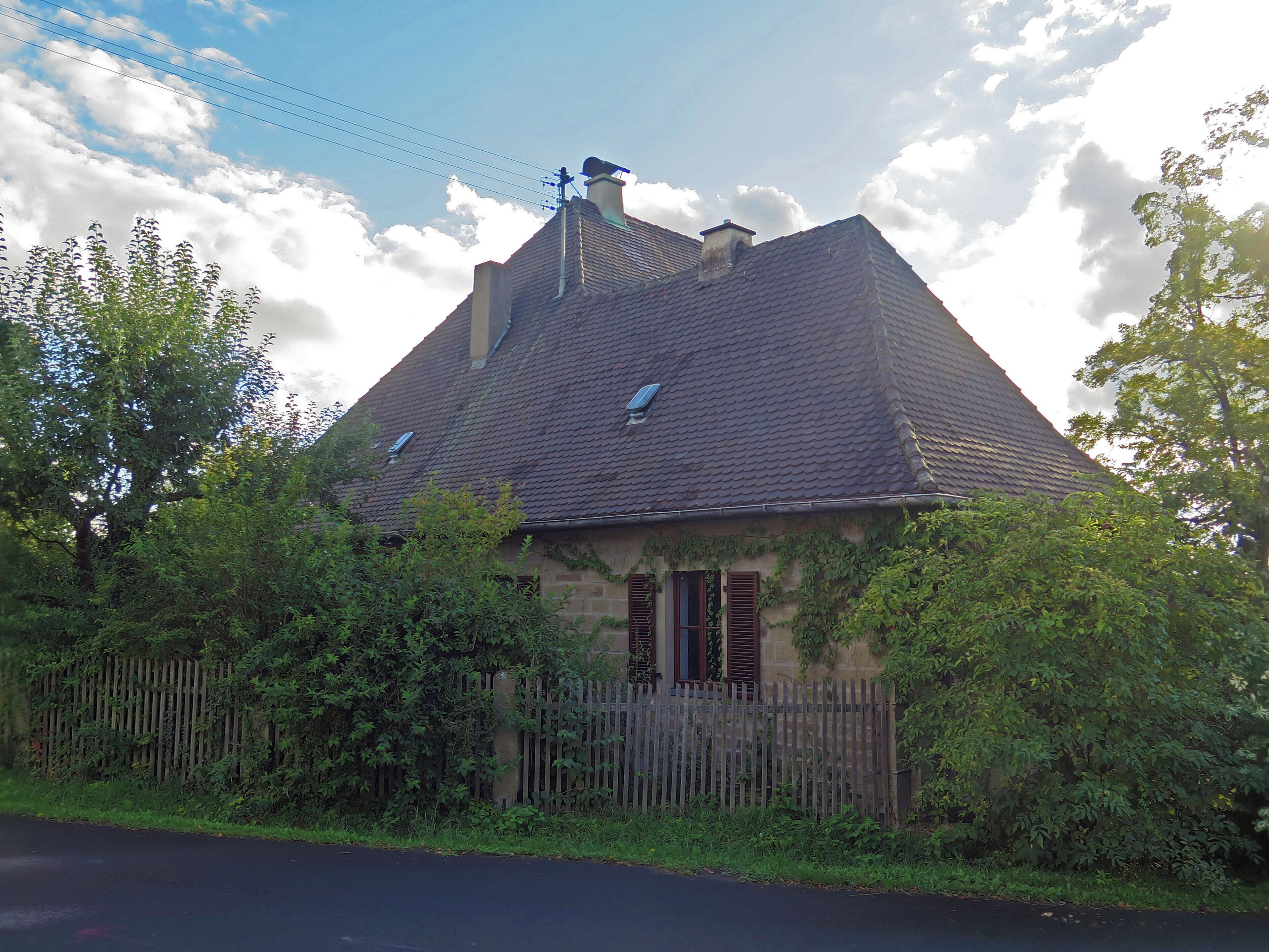 This is a photograph of an architectural monument. It is on the list of cultural monuments of Bayern, no. D-6-74-164-174