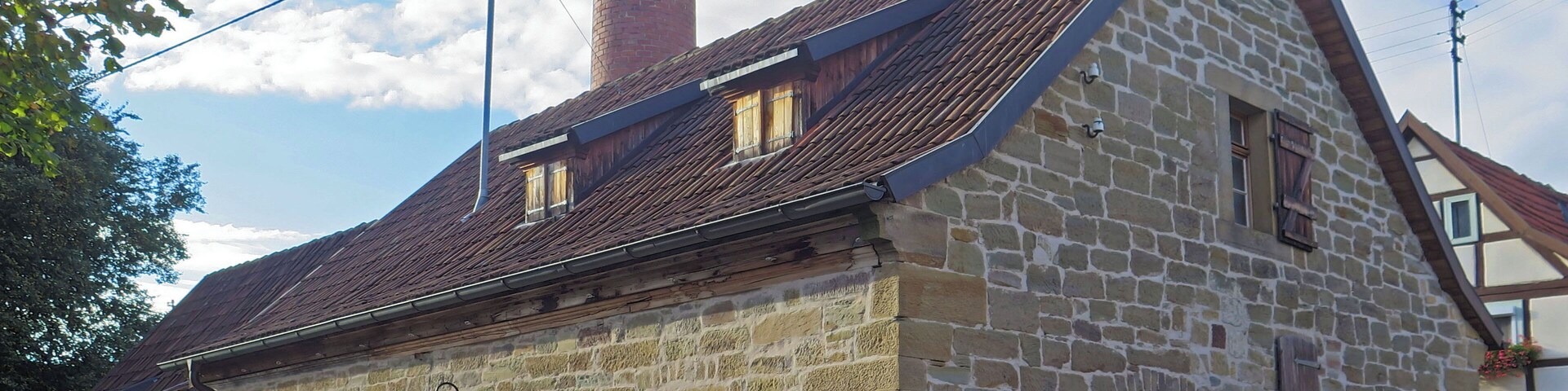 This is a photograph of an architectural monument. It is on the list of cultural monuments of Bayern, no. D-6-74-164-198