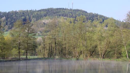 Der Glasberg bei Mรถmbris im Landkreis Aschaffenburg, Bayern (vom Sterzenbachweiher gesehen)