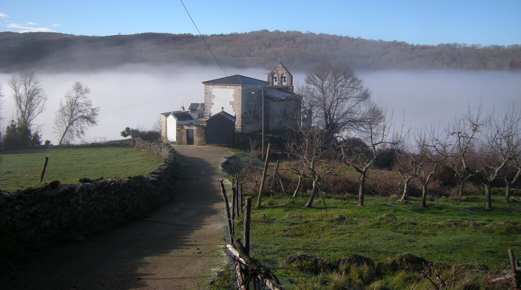 En un extremo de la parroquia y asomada al cauce del río Bibei, se encuentra esta iglesia románica que conserva buena parte de su modesta fábrica.