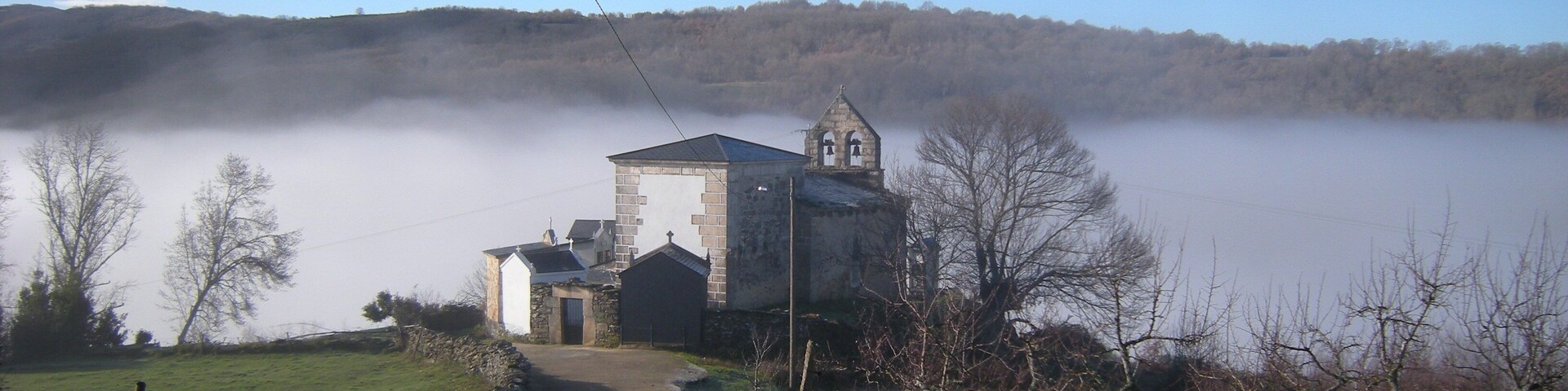 En un extremo de la parroquia y asomada al cauce del río Bibei, se encuentra esta iglesia románica que conserva buena parte de su modesta fábrica.