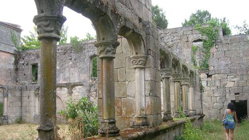 Vista del claustro desde una de sus galerías.