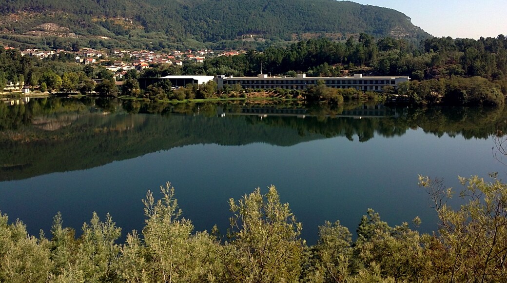 Reflejos del miño al fondo el balneario