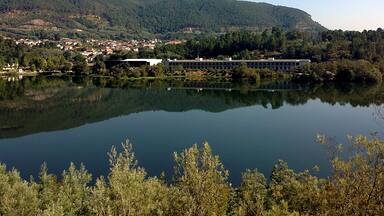 Reflejos del miño al fondo el balneario
