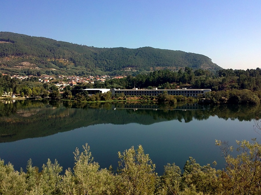 Reflejos del miño al fondo el balneario