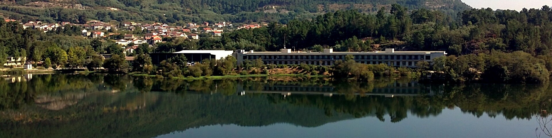 Reflejos del miño al fondo el balneario