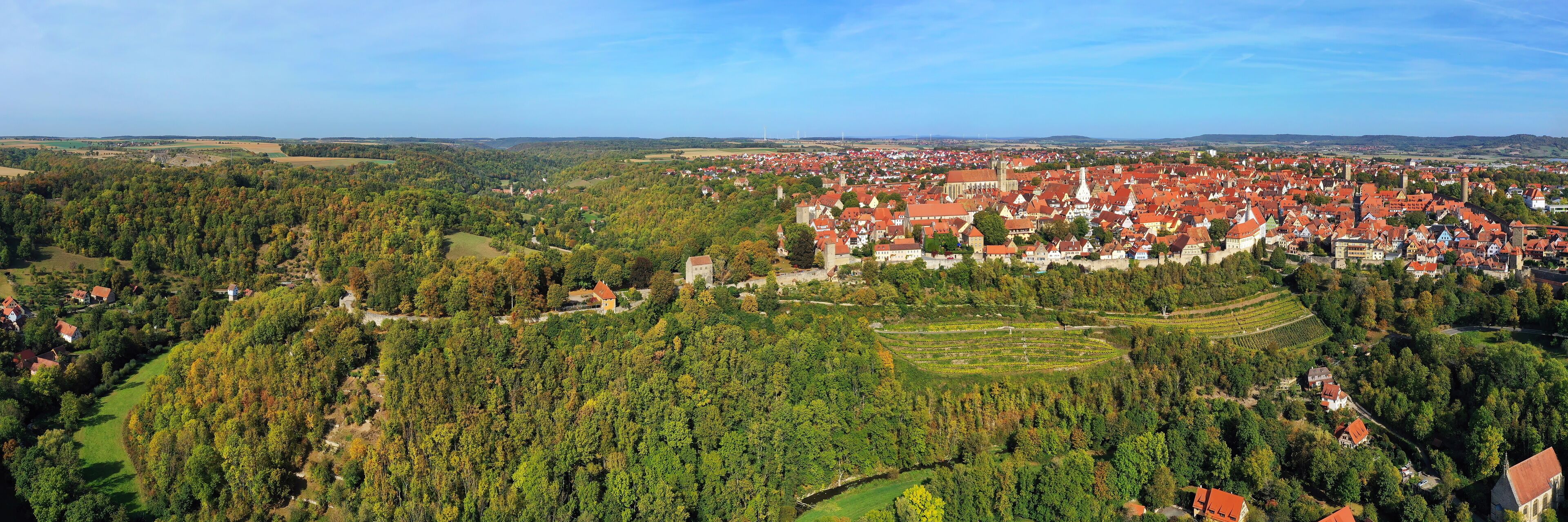 Luftbild von Rothenburg ob der Tauber mit Blick auf die historische Altstadt. Rothenburg ob der Tauber, Ansbach, Mittelfranken, Bayern, Deutschland.